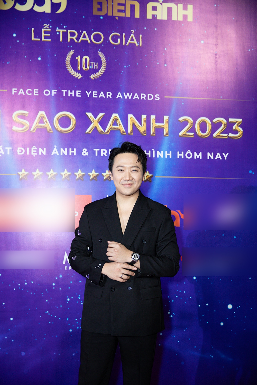 Trấn Thành, Hari Won và hàng trăm nghệ sĩ Việt dự thảm đỏ buổi chiếu ra mắt phim "Mai", tối 30/1 tại TPHCM. Trấn Thành được khán giả, truyền thông săn đón khi xuất hiện trên thảm đỏ buổi ra mắt phim "Mai". Nghệ sĩ rơi nước mắt sau buổi chiếu sớm, bày tỏ sự xúc động khi được bạn bè, đồng nghiệp cổ vũ, khen ngợi. Hari Won cùng Trương Quỳnh Anh tại thảm đỏ. Trên trang cá nhân, cô nói tự hào về ông xã Trấn Thành: "Vợ đã thấy những sự cố gắng, đầu tư thời gian cả tinh thần của chồng. Thấy chồng mình khóc mà thương. Có lẽ anh nhớ những nỗ lực trải qua trong phim. Xem phim xong vẫn phải nói cảm ơn anh đã lấy em. Em tự hào anh là chồng của em". (Nguồn: Dân trí)