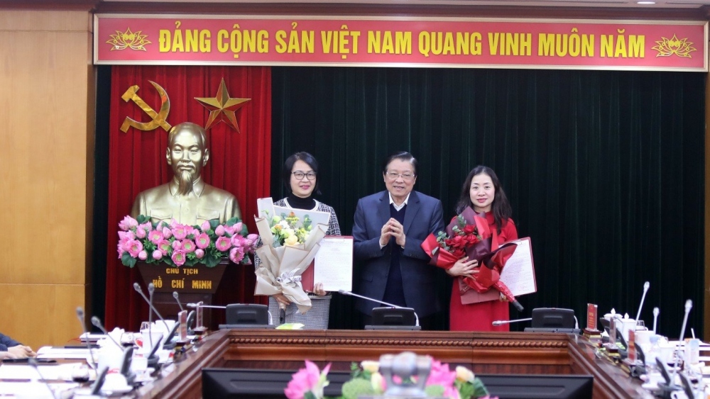 Trưởng Ban Nội chính Trung ương Phan Đình Trạc trao quyết định bổ nhiệm cán bộ cho bà Trần Thị Thu Hằng và Bùi Thị Thu Hà