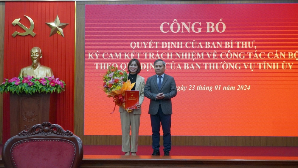 Trao quyết định của Ban Bí thư chỉ định bà Diệp Thị Minh Quyết tham gia Ban Chấp hành Đảng bộ tỉnh Quảng Bình