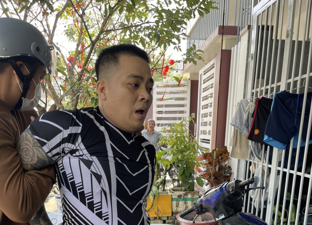 Trinh sát hình sự Công an quận Liên Chiểu khống chế Huỳnh Trần Phương