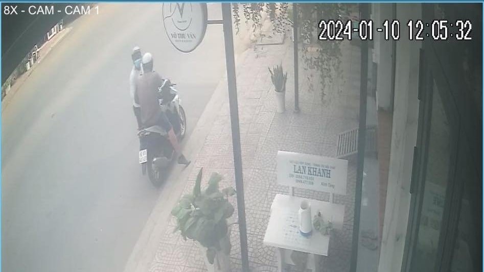 Lợi dụng gia chủ mất cảnh giác hai tên trộm đột nhập cửa hàng giữa trưa. (Ảnh: Cắt từ camera an ninh)