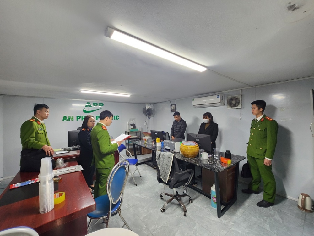 Cơ quan CSĐT Công an thành phố Hải Dương đã thi hành lệnh bắt bị can để tạm giam đối với Nguyễn Trung Kiên và Vũ Thị Oanh.