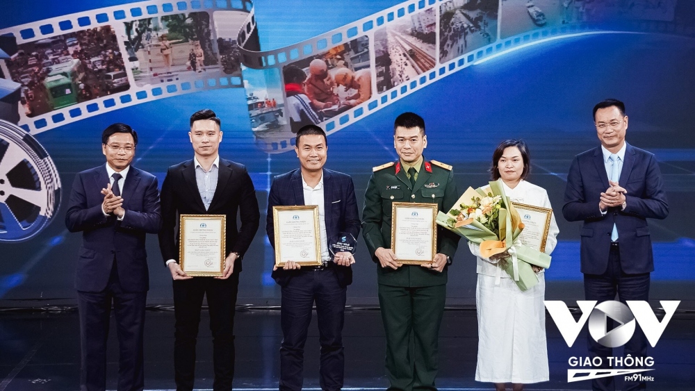 Giải Nhất chuyên mục Phim phóng sự với tác phẩm: "Giải pháp công nghệ để nâng cao ý thức chấp hành Luật giao thông đường bộ" của Tập đoàn Công nghiệp Viễn thông Quân đội Viettel