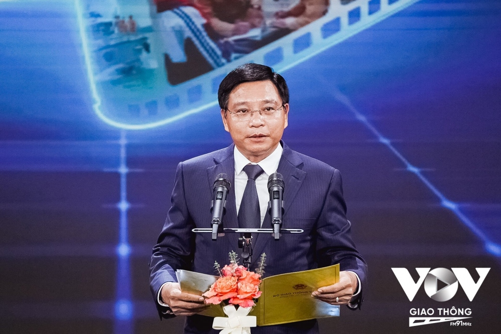 Ông Nguyễn Văn Thắng - Bộ trưởng Bộ GTVT, Phó Chủ tịch Thường trực biểu dương những đóng góp của các cơ quan báo chí, truyền hình trong công tác bảo đảm TTATGT