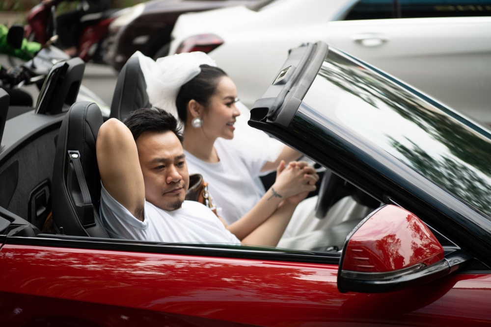 Vũ Hạnh Nguyên đội rế cô dâu, diện đồ thể thao, tự lái xe mui trần chở Nguyễn Đức Cường “về dinh”