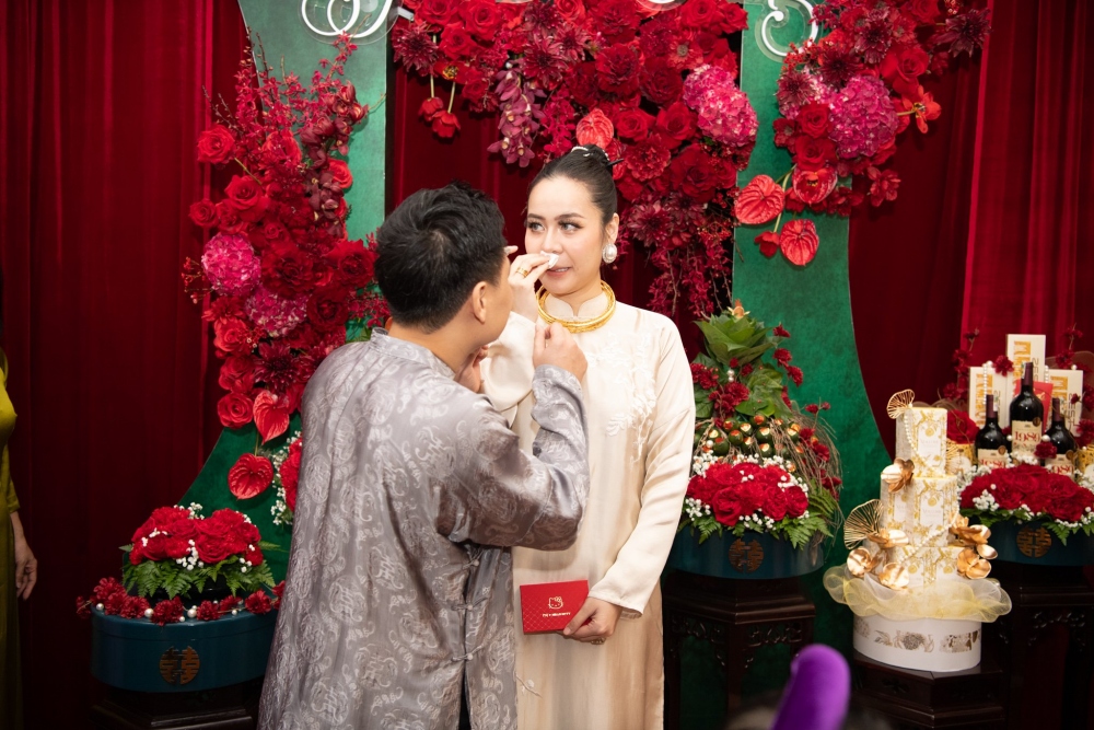 Nguyễn Đức Cường liên tục lau nước mắt cho vợ trong ngày trọng đại.