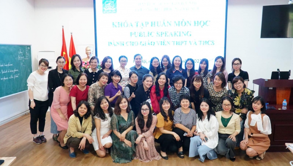 Thạc sĩ Phan Mỹ Linh đào tạo bộ môn hùng biện cho giáo viên THCS và THPT. (Ảnh: NVCC)