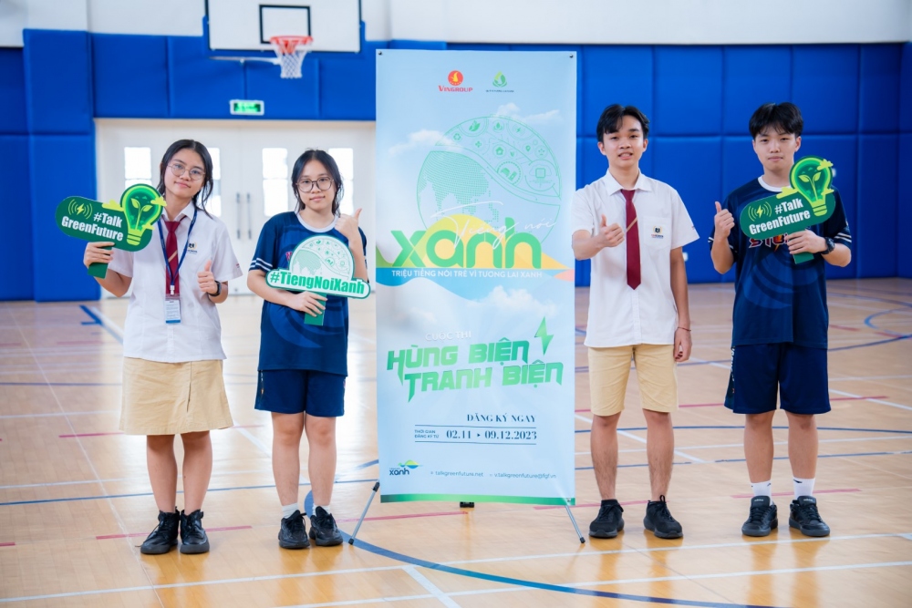 Các bạn học sinh trường Trung học Vinschool Grand Park hào hứng chụp ảnh cùng standee giới thiệu cuộc thi