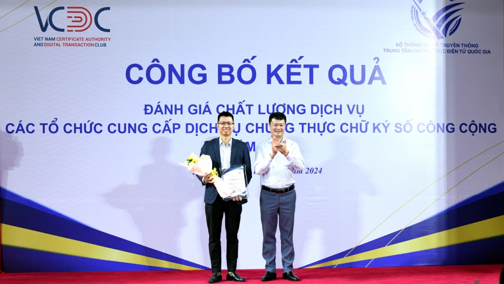 Đại điện Bộ Thông tin và Truyền thông trao Chứng nhận VNPT - CA - ứng dụng công nghệ và dịch vụ đa dạng nhất năm 2023