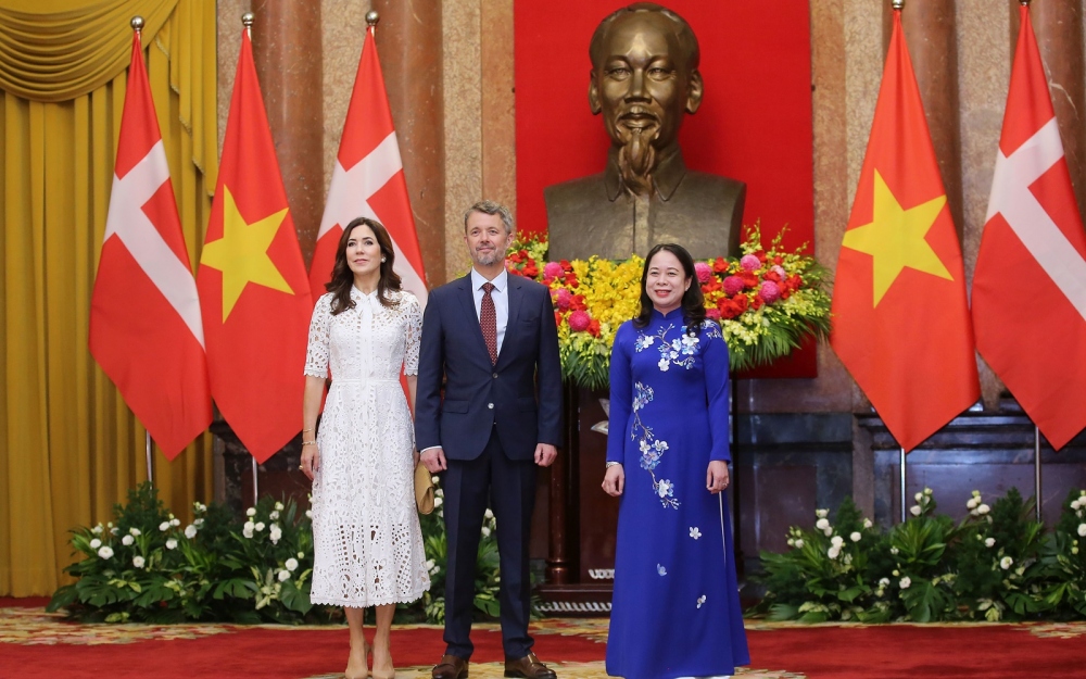 Vợ chồng Thái tử Đan Mạch Frederik (thứ nhất và thứ hai từ trái sang) trong chuyến thăm Việt Nam vào năm 2022. Ảnh: Đại sứ quán Đan Mạch tại Việt Nam.