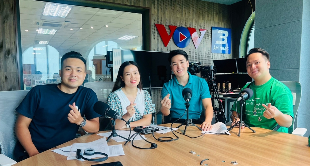 Các biên tập viên VOV3 tác nghiệp trong phòng thu của Đài TNVN