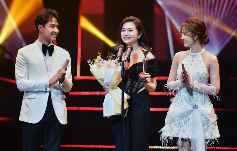 Tối 1/1/2024, chương trình lễ trao giải VTV Awards 2023 mang đến nhiều điều thú vị cho khán giả xem truyền hình. Các cá nhân, tác phẩm xuất sắc nhất chiến thắng ở mỗi hạng mục VTV Awards 2023 được vinh danh trong chương trình đặc biệt có tên Chào năm mới - Đa sắc 2024. Năm nay, vượt lên hai gương mặt Lan Phương và Khả Ngân, nữ diễn viên Kiều Anh phim Gia đình mình vui bất thình lình được xướng tên hạng mục Nữ diễn viên ấn tượng VTV Awards 2023. Kiều Anh rơi nước mắt xúc động nói: "Nếu biết trước có việc này tôi đã dám ước mơ vì chưa bao giờ nghĩ có thể chạm vào danh hiệu này. Xin cảm ơn Ban tổ chức, ngôi nhà VFC luôn cho tôi cơ hội được cống hiến. Thực sự, suốt 8 tháng làm việc cùng Gia đình mình vui bất thình lình, tôi đã có ký ức thật đẹp. Tôi sẽ trân trọng và luôn ghi nhớ quãng thời gian đó. (Nguồn: VietNamNet)