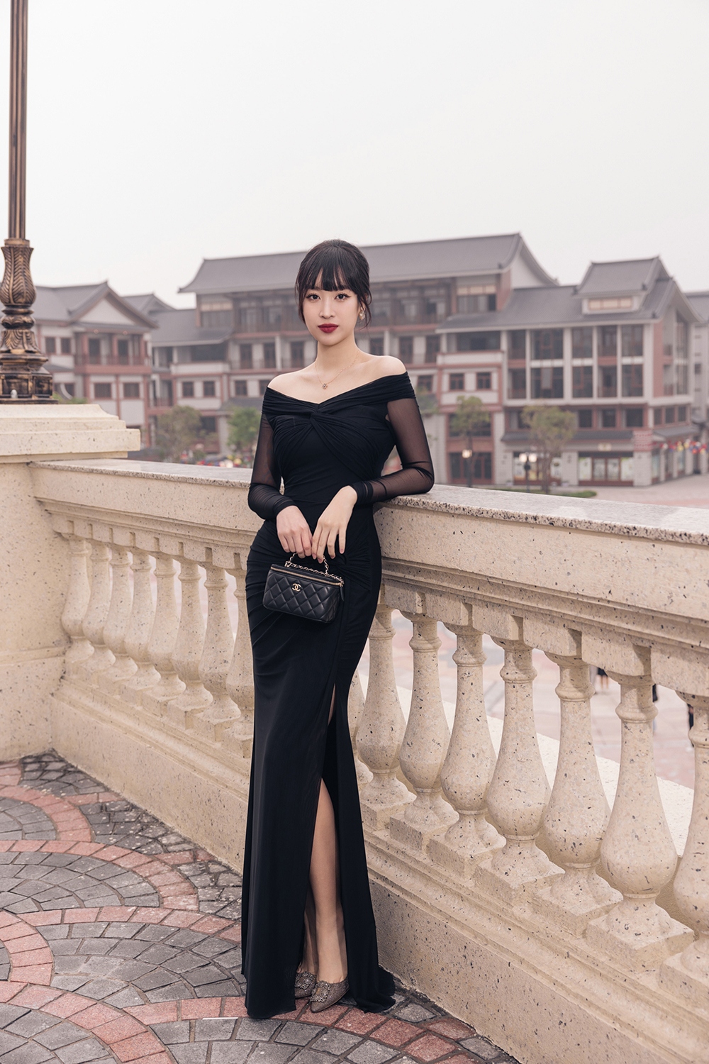 Nàng hậu nhờ người thân chăm sóc con nhỏ để có thể xuất hiện tại sự kiện. Diện bộ đầm màu đen trễ vai và ôm sát cơ thể, Đỗ Mỹ Linh khoe trọn nhan sắc "mẹ bỉm" ngày càng thăng hạng.