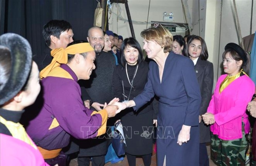 Elke Büdenbender, the wife of the German President, visits the behind-the-scenes area and chats with artists to gain a deeper understanding of both the art and their work. German President Frank-Walter Steinmeier and his wife arrived on the morning of January 23 in Hanoi to mark the start of their two-day state visit to the nation at the invitation of President Thuong and his wife.