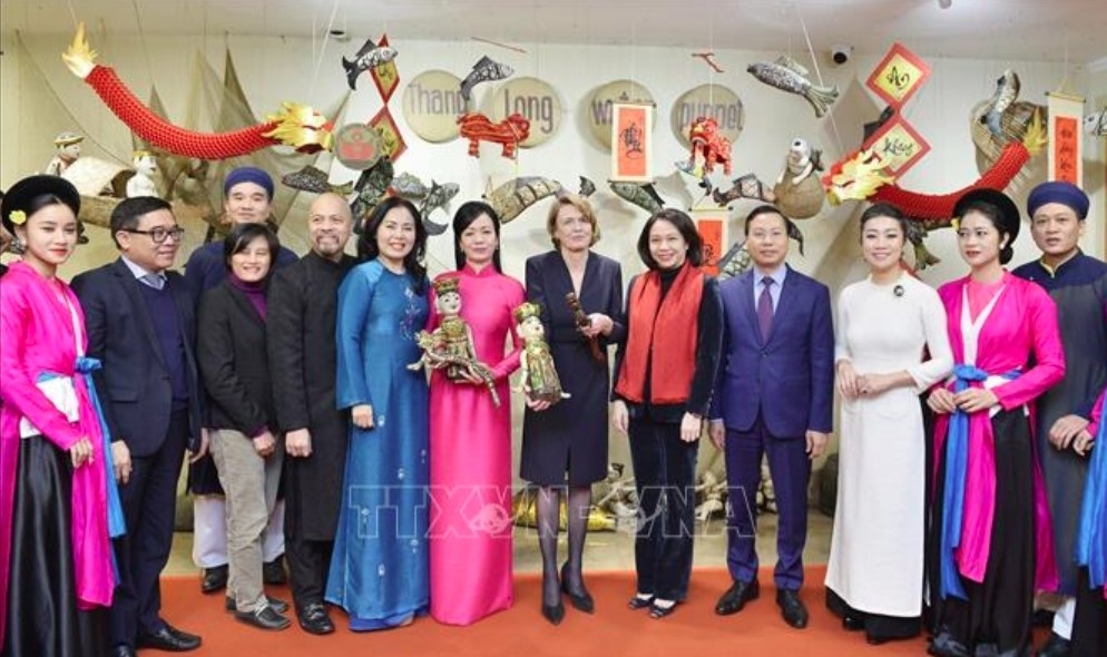 The wives of the Vietnamese and German Presidents pose together for a photo with artists at the theatre. Vietnam and Germany first established diplomatic relations back in 1975 before lifting ties to that of a strategic partnership in 2011. Indeed, 2024 represents a pivotal year towards the 50th founding anniversary of bilateral diplomatic ties ahead in 2025.