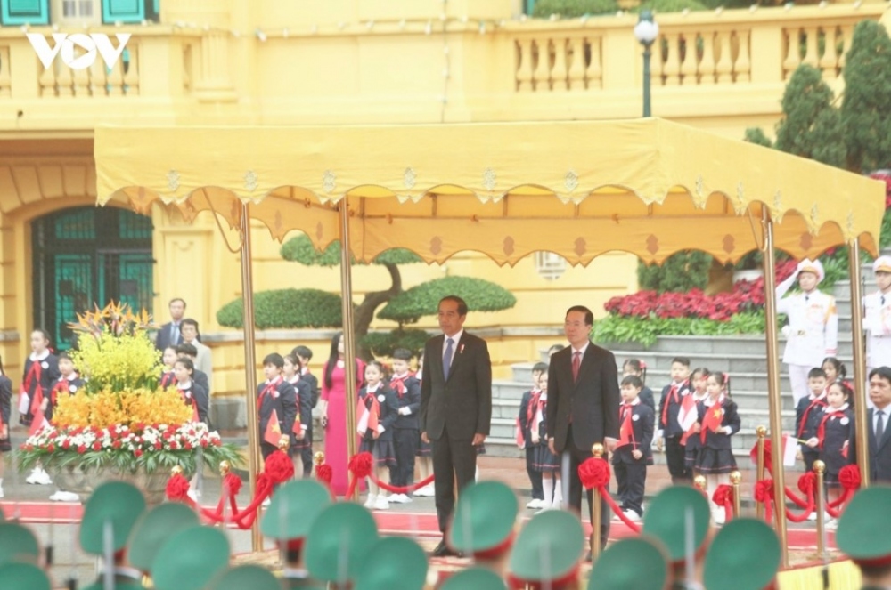 Indonesian President Widodo pays a State visit to Vietnam from January 11 to January 13 at the invitation of President Vo Van Thuong. The visit is of great significance as both nations celebrate the 68th anniversary of diplomatic ties and the 10th anniversary of their strategic partnership.