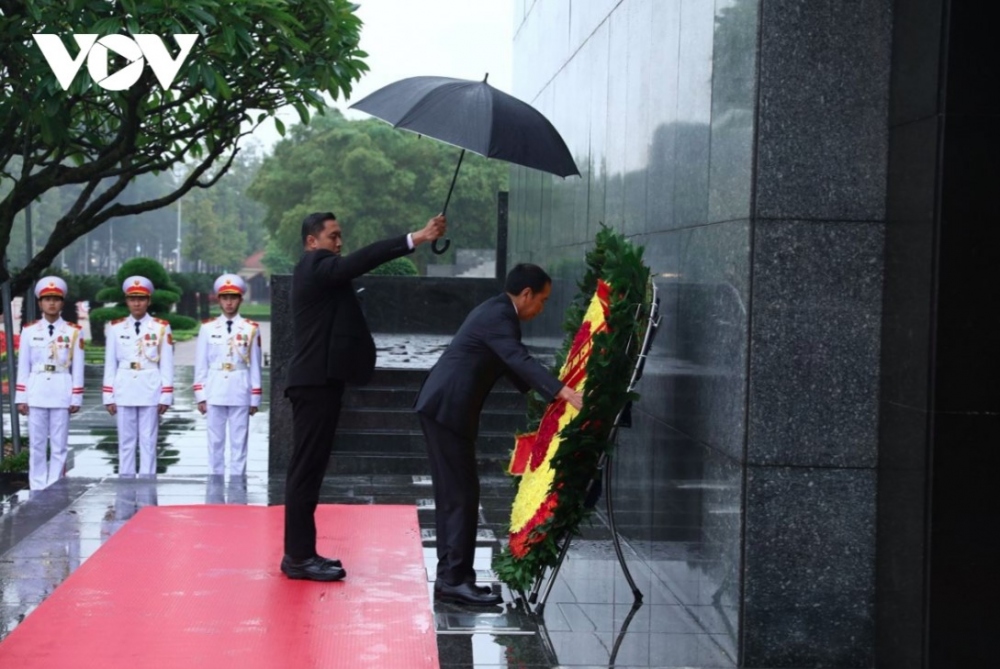 Indonesian President Joko Widodo laid a wreath at the President Ho Chi Minh Mausoleum in Hanoi on January 12 as part of his official visit in Vietnam.