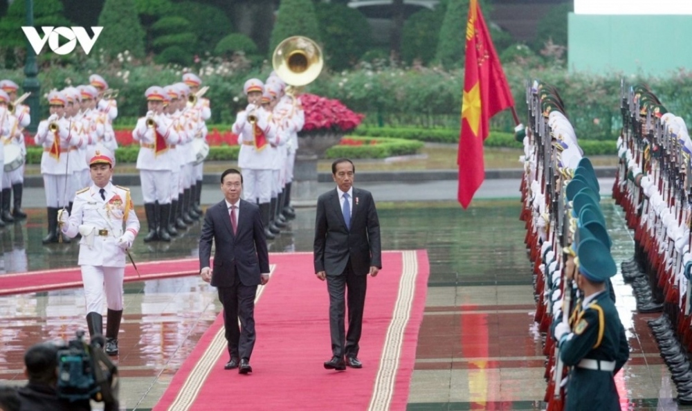 The two leaders inspect the guard of honour.