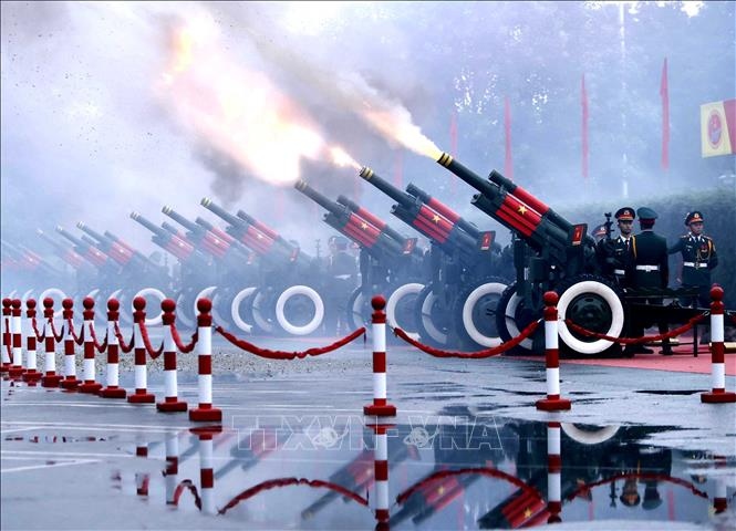 Vietnam fires a 21-gun salute to welcome the visit of Indonesian President Widodo. (Photo: VNA)