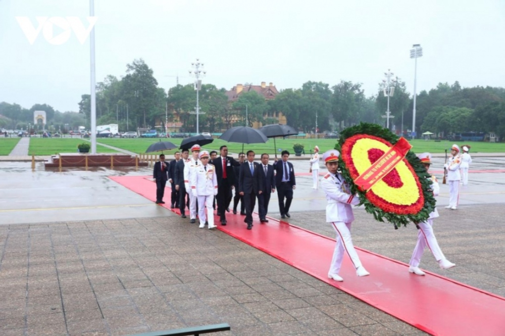 Earlier on the same day Indonesian President Joko Widodo pays floral tribute to President Ho Chi Minh.