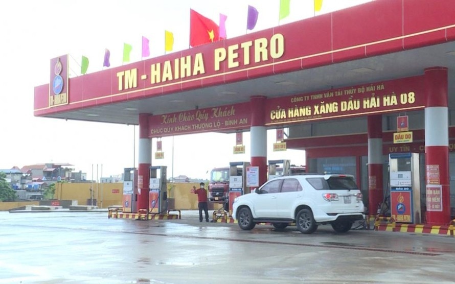 Công ty TNHH Vận tải thủy bộ Hải Hà bị dừng làm thủ tục xuất nhập khẩu xăng dầu. Ảnh: KT