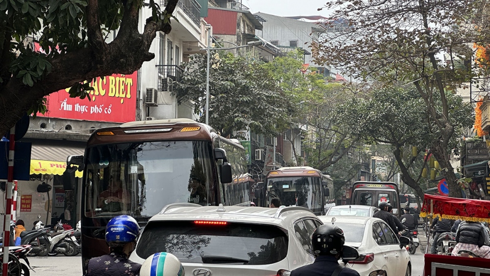 Giao thông trên phố Hàng Điếu buổi sáng, chủ yếu là xe hợp đồng du lịch lưu thông.