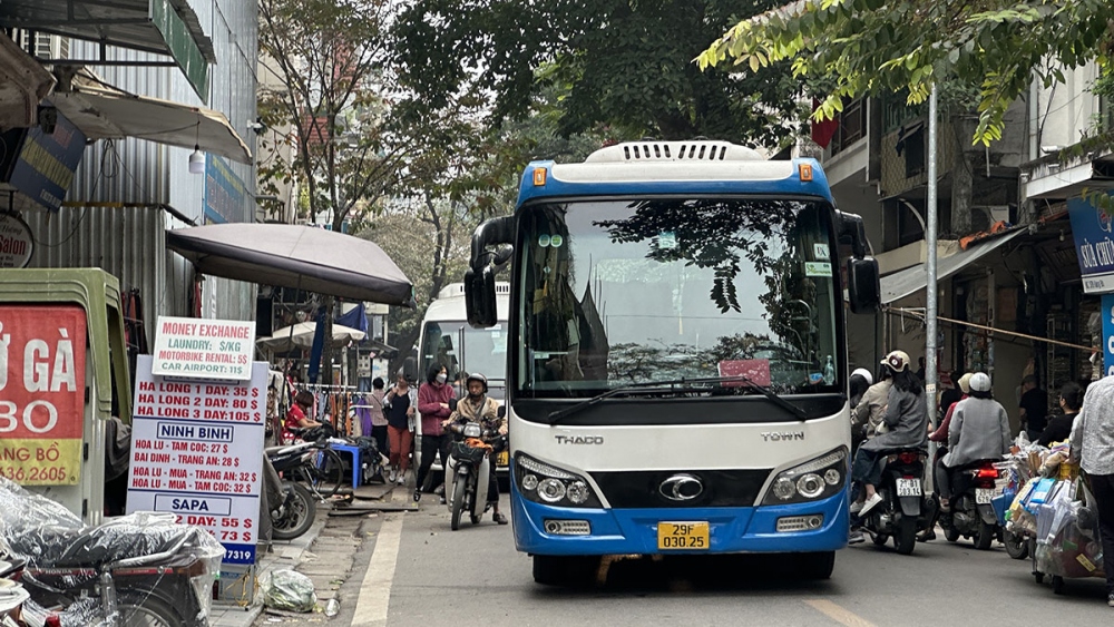 Áp lực giao thông vẫn gia tăng mỗi khi có xe du lịch dừng đón trả khách theo hợp đồng.