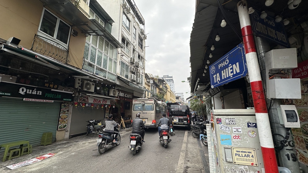 Phố Tạ Hiện lòng đường nhỏ hẹp nhưng luôn có xe hợp đồng hoạt động.