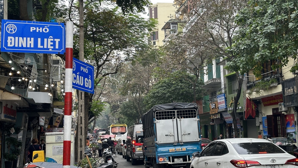 Dòng xe cộ nối đuôi trên phố Cầu Gỗ.