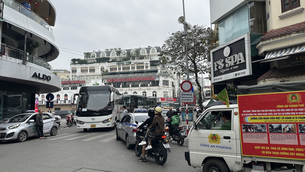 Số lượng khách du lịch đến khu vực phố cổ Hoàn Kiếm tham quan lưu trú ngày một tăng nhu cầu vận chuyển phục vụ khách là tất yếu. Tuy nhiên, tại khu vực này chưa được tổ chức các bãi đỗ xe thuận tiện cho du khách. Công tác  tổ chức giao thông cho xe hợp đồng du lịch phục vụ khách vẫn chỉ dừng ở xử phạt xe vi phạm mà chưa biện pháp cần thiết để giảm tại "gánh nặng" hạ tầng giao thông trên những con phố nhỏ bé không thể nhồi nhét những chiếc xe chở khách cồng kềnh gây ùn tắc giao thông, trở thành bức xúc cho người dân sinh sống ở phố cổ.