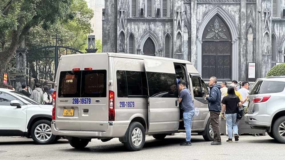 Ghi nhận của phóng viên vào mỗi buổi sáng, tuyến phố Nhà Chung, Nhà Thờ xe ô tô chở khách 45 chỗ, 29 chỗ, xe limousine, xe taxi nườm nượp đưa đón khách du lịch tới tham quan Nhà Thờ lớn. Xe đưa đón khách đỗ dừng giữa gây ùn tắc cục bộ vào mỗi buổi sáng, nhất là thời điểm buổi sáng học sinh tới trường.
