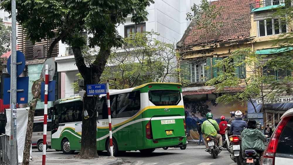 "Vào mỗi buổi sáng, giao thông  do xe hợp đồng du lịch ra vào đón trả khách, đặc biệt là vào buổi sáng. Họ dừng đón khách xếp đồ của khách mỗi xe cũng cả chục phút, lòng đường thì nhỏ nên phương tiện thường xuyên ùn ứ", bà Nguyễn Lệ - một người dân sống tại khu vực này cho biết.