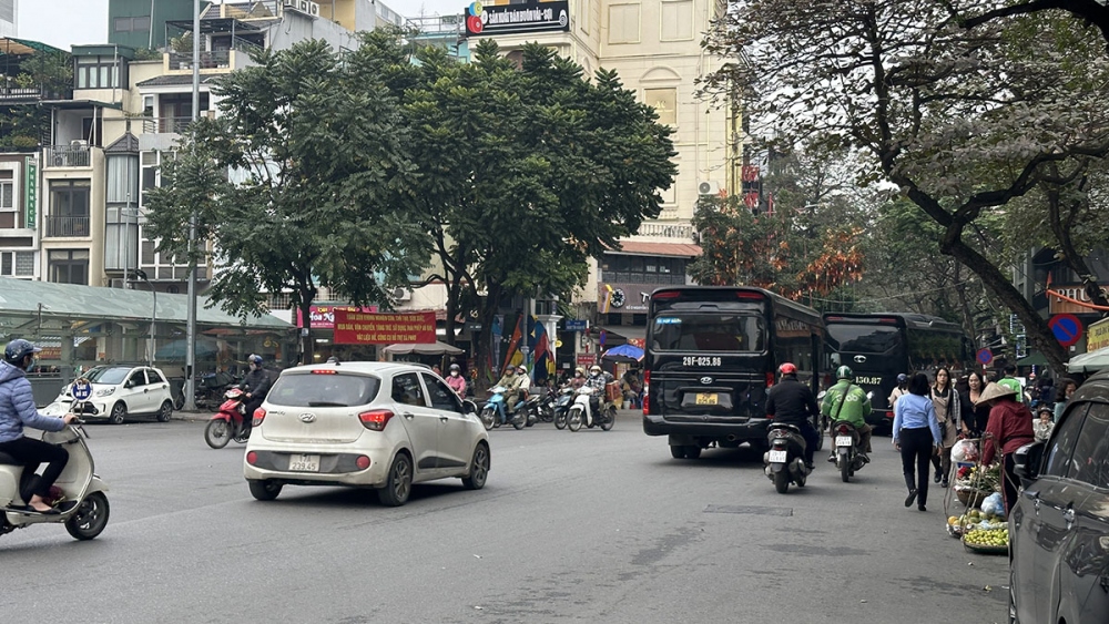 Tương tự tại các tuyến phố Hàng Da, Đường Thành, Hàng Điếu, Hàng Gà, Tạ Hiên, Cầu Gỗ...  vào buổi sáng các loại xe chở khách du lịch nối đuôi nhau 