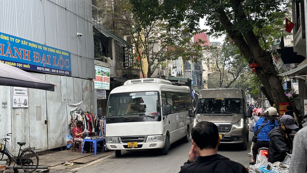 Hạ tầng giao thông phố cổ không đủ sức "cõng" những xe hợp đồng ngày một đông.