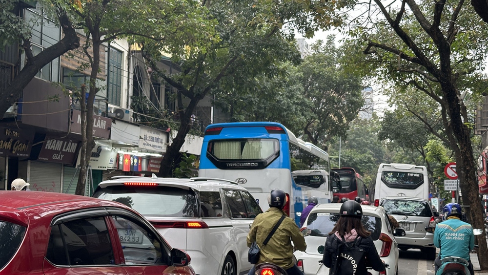 Phương tiện ùn ứ phía sau các xe hợp đồng.