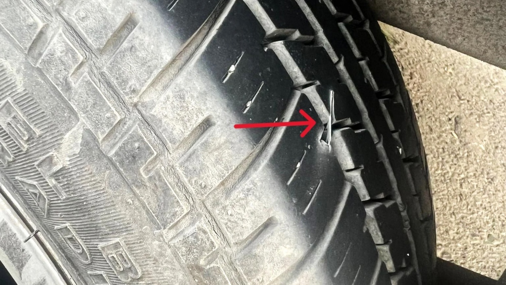 Tình trạng các ô tô lưu thông trên cầu Thanh trì bị rách lốp, thủng lốp liên tục diễn ra vào chiều ngày 5/1 vừa qua (Ảnh: độc giả cung cấp)