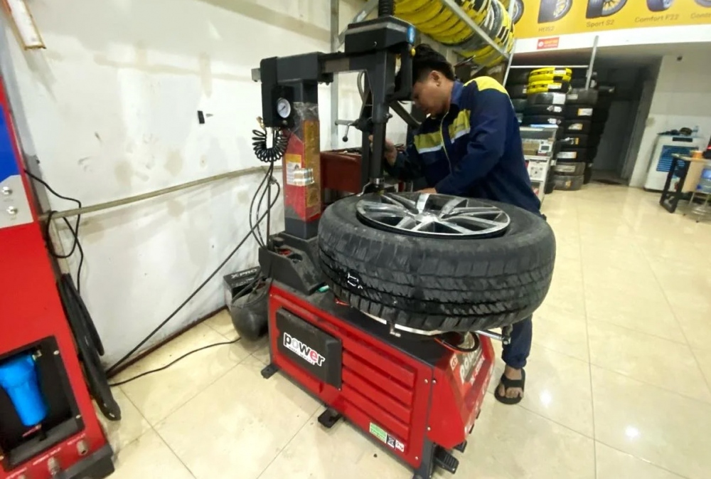 Vụ việc khiến nhiều người dân hoang mang, các chủ cơ sở sửa chữa lốp xe quanh khu vực cầu Thanh Trì cũng bị chỉ trích. (Ảnh: độc giả cung cấp)