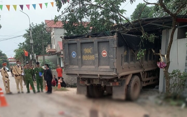 Hiện trường vụ tai nạn khiến 4 người thương vong ở Bắc Giang