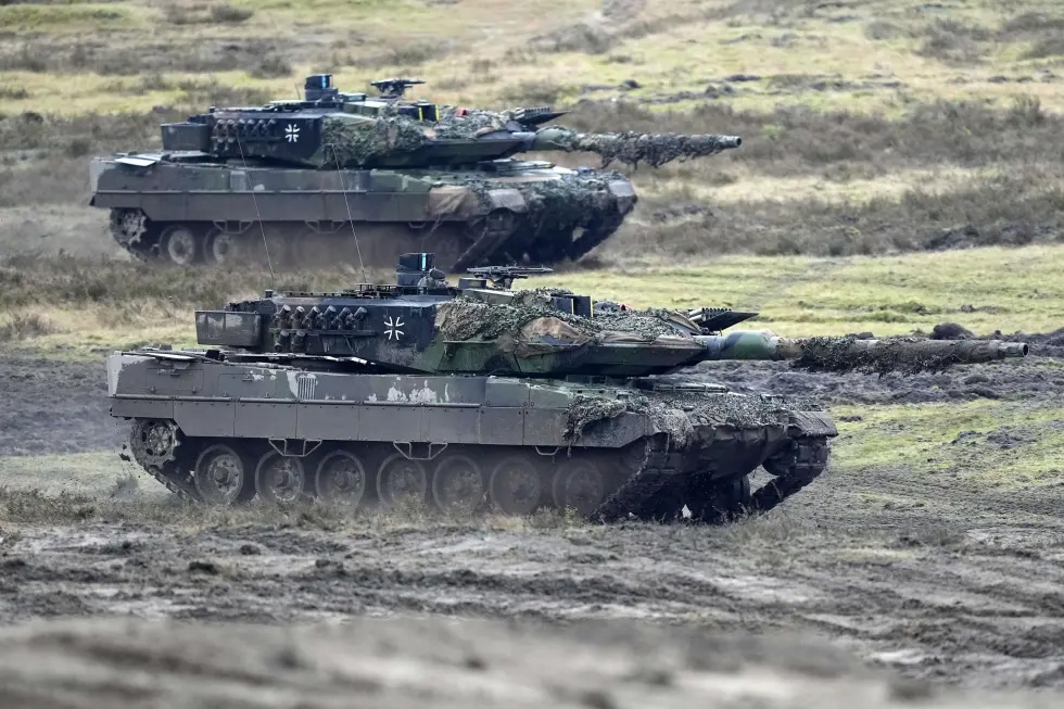 Hai chiếc xe tăng Leopard 2 của Đức. Ảnh: AP