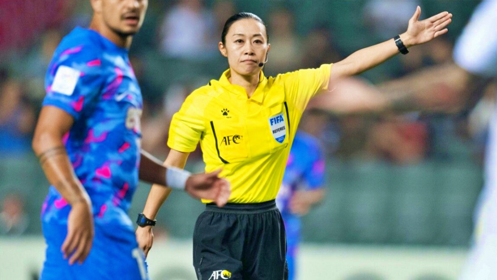 Trọng tài Yoshimi Yamashita đi vào lịch sử Asian Cup (Ảnh: AFC).