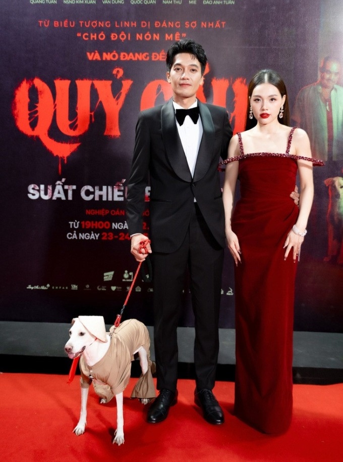 Theo Box Office Vietnam - đơn vị quan sát phòng vé độc lập, "Quỷ cẩu" đạt doanh thu hơn 16 tỷ đồng trong ba ngày nghỉ lễ (30/12/2023-1/1/2024), hơn Aquaman and the Lost Kingdom là 12,5 tỷ đồng. Phim kinh dị thu hút 182.000 vé trong dịp lễ, đạt tổng doanh thu 44 tỷ đồng sau hai tuần phát hành. Đạo diễn cho biết Quỷ cẩu là phim điện ảnh đầu tay nên không tránh khỏi sai sót. Theo anh, điều khó nhất khi làm phim kinh dị là phải khiến người xem thấy sợ từ hình ảnh đến lời thoại. "Tôi hiểu bản thân cần học hỏi, trau dồi nên sẵn lòng đón nhận góp ý khen chê để cải thiện trong tác phẩm sau", Thành Luân nói thêm. (Nguồn: VnExpress)