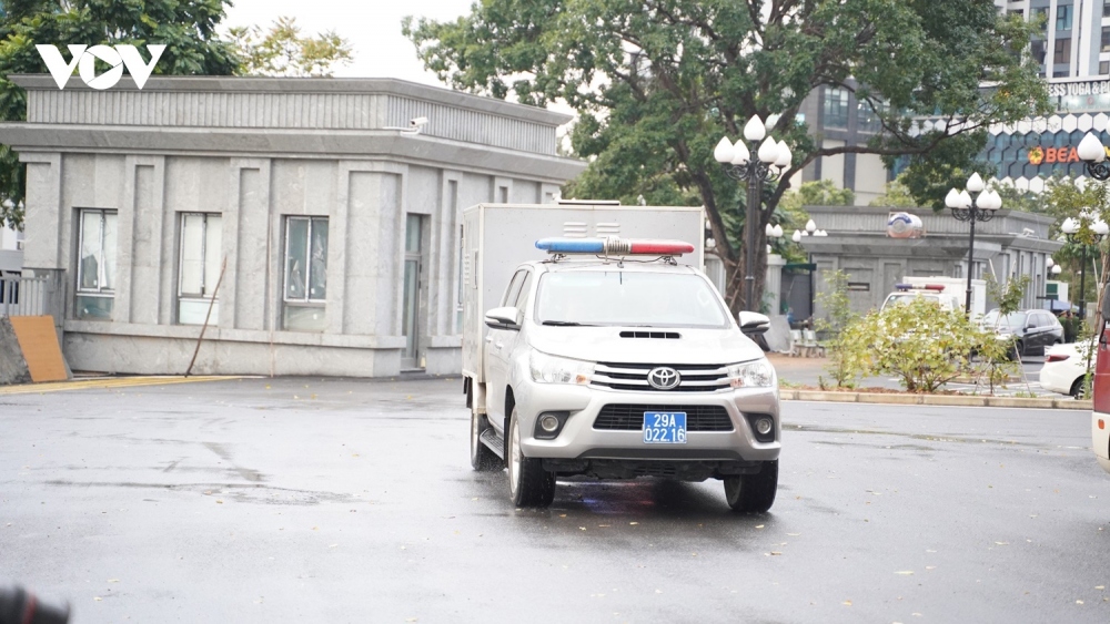 Khoảng 7h20 sáng 3/1, xe dẫn giải đã đưa các bị cáo trong đại án Việt Á hầu tòa tại TAND TP Hà Nội. (Ảnh: Trọng Phú)