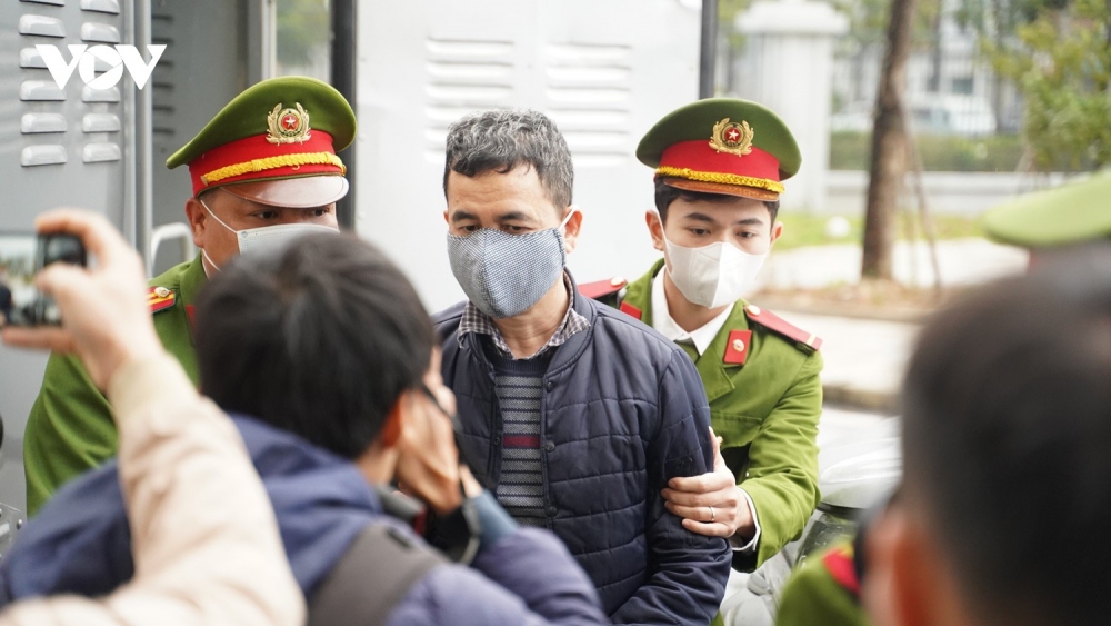 Tổng cộng 38 bị cáo bị đưa ra xét xử, trong đó có ông Chu Ngọc Anh (cựu Bộ trưởng Bộ Khoa học Công nghệ, cựu Chủ tịch UBND TP Hà Nội), Nguyễn Thanh Long (cựu Bộ trưởng Bộ Y tế), Phạm Xuân Thăng (cựu Bí thư Tỉnh ủy Hải Dương).