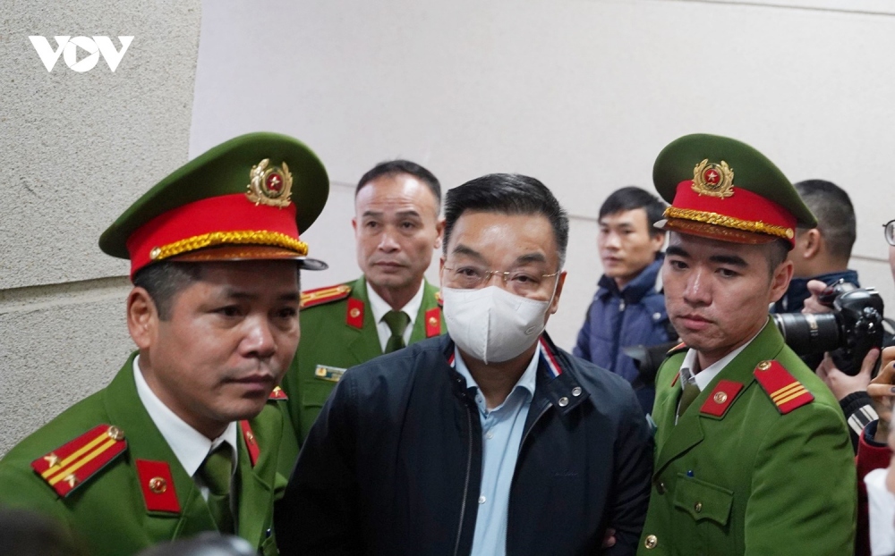Dẫn giải ông Chu Ngọc Anh vào phòng xét xử.