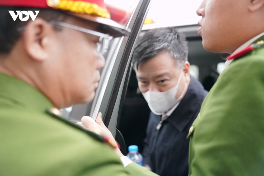 Các bị cáo bị đưa ra xét xử về các tội "Vi phạm quy định về đấu thầu gây hậu quả nghiêm trọng", "Tham ô tài sản", "Nhận hối lộ" và "Lợi dụng chức vụ, quyền hạn trong khi thi hành công vụ".