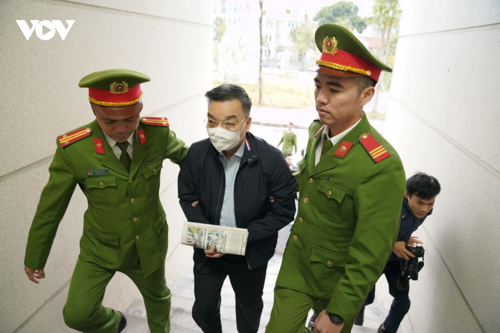 Cựu Chủ tịch UBND TP Hà Nội, cựu Bộ trưởng Khoa học và Công nghệ  Chu Ngọc Anh được dẫn giải đến toà 