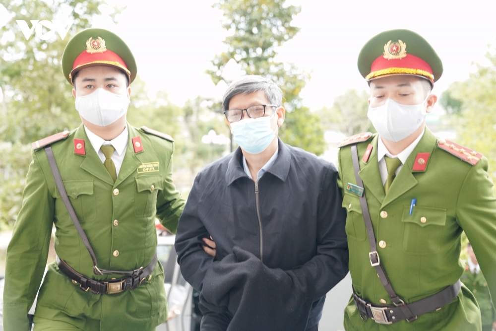 Ông Nguyễn Thanh Long, cựu Bộ trưởng Bộ Y tế hầu tòa với mái tóc bạc trắng. 