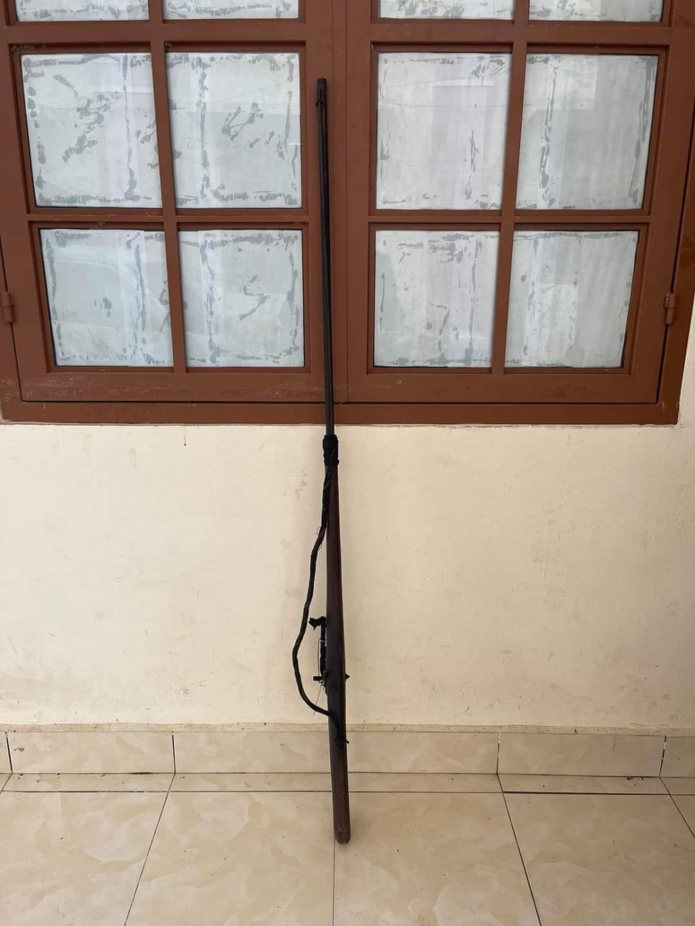 Súng chế của người dân dùng để săn bắn được Công an xã Trương Lương, huyện Hòa An, Cao Bằng thu giữ.