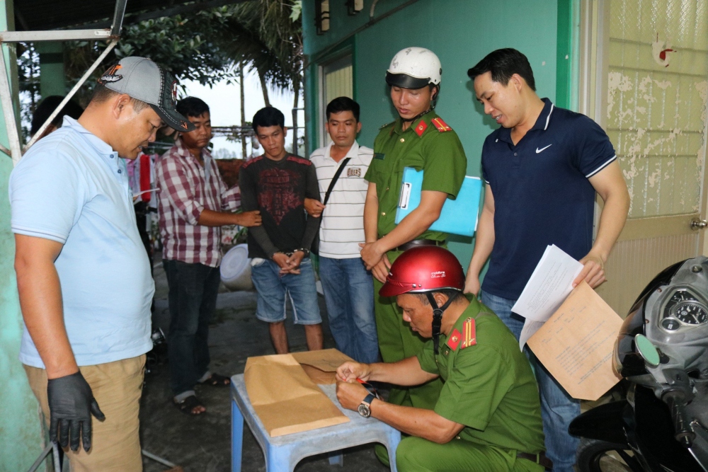 Khám xét và bắt giữ Nguyễn Ngọc Đoàn về hành vi tàng trữ vũ khí quân dụng