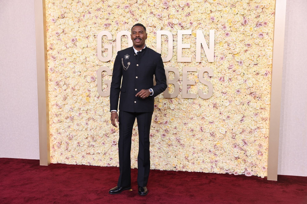 Được đề cử cho vai diễn trong “Rustin”, Colman Domingo mặc một chiếc áo khoác Louis Vuitton thiết kế riêng có cổ màu đen với hàng cúc ngọc trai, quần ống loe tuxedo, giày lười màu đen và hai chiếc trâm cài vàng.